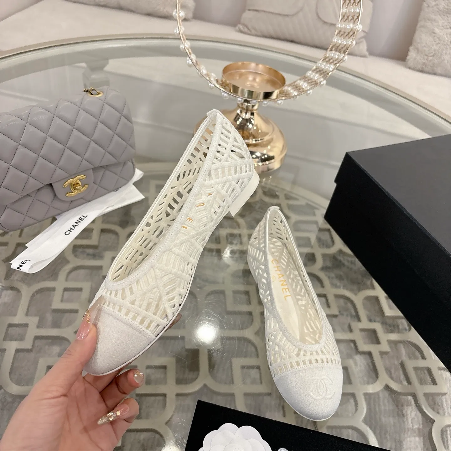 👟👟Ex-factory price 520👟👟 Chanel 25SS finally comes out with woven ballet shoes‼ ️ Shoes worthy of their own article, I have to say that they are finally waiting for you! So elegant and chill. Wear it in the summer to enjoy the breeze and walk on the street. Round square toe design. Cute and cute~ The appearance is super online. When you wear it, you will feel like a wealthy daughter. I thought it was good-looking. Only when I put it on my feet do I know how easy it is to wear~ Upper: Exclusive custom-made mesh (comfortable and breathable) Foot pad: Sheepskin Outsole: Genuine leather sole imported from Italy Size: 35-39 (customized at 40.41.42)